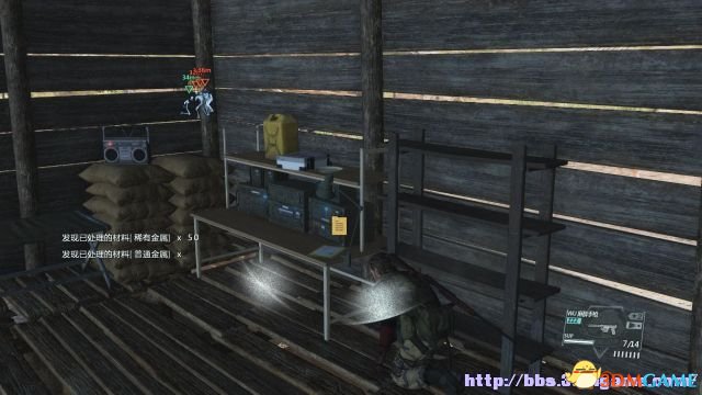 此时可以进入到山坡前的蓝色房子内
