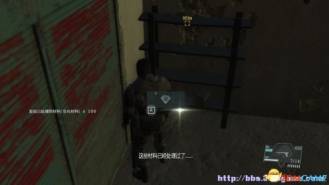 在村子东南面入口道路右边第一间平房内