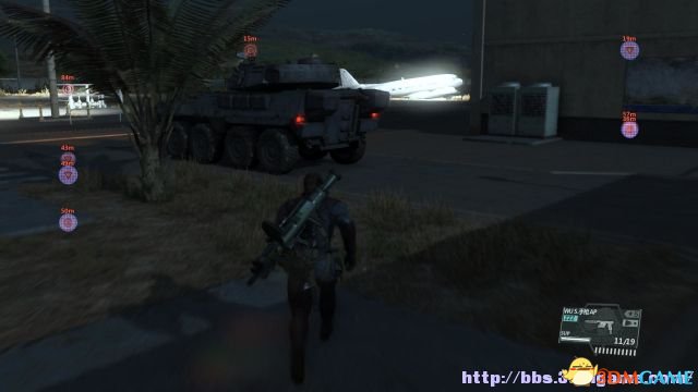 在峡谷与广场之间有两台装甲车