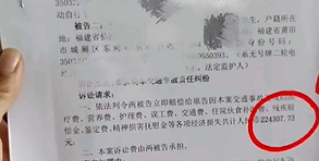 两初中生骑电动车经过看到后好心帮忙扶