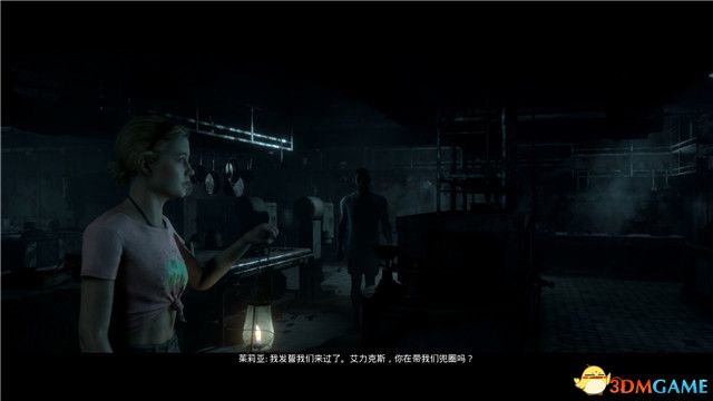 两个人继续探索船舱